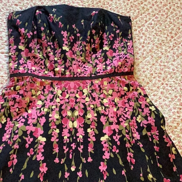 Ann Taylor Loft, Sz 6 Fit and Flare Floral & Black Strapless Dress. - Picture 2 of 8